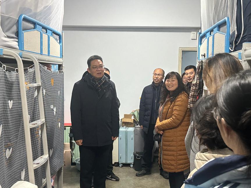 党委常委、副校长左国防深入学生宿舍开展联系学生走访活动 