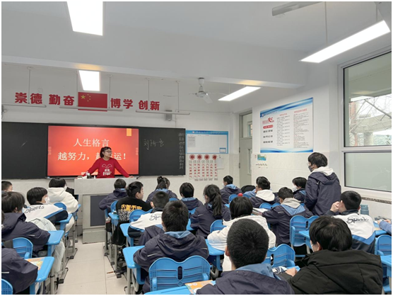 6开学第一课上,师生互相做自我介绍.png