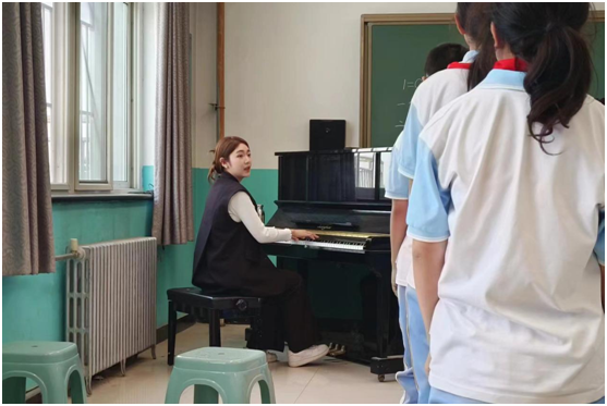 14指导学生演唱.png