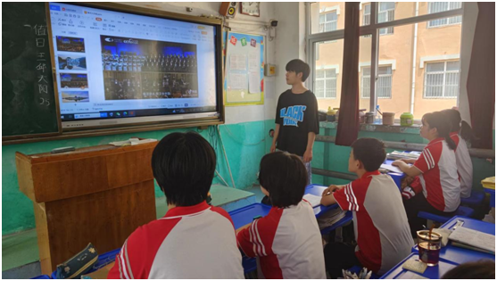 25带领学生学习黄河大合唱.png