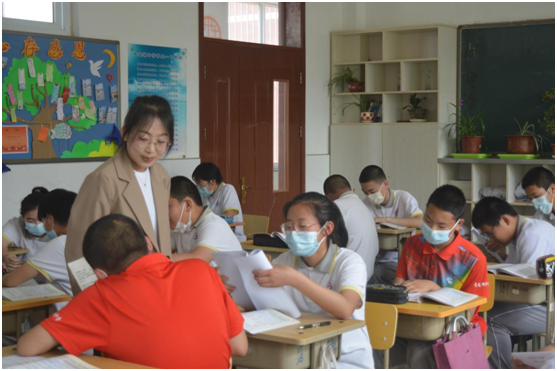 11在讲述《走进西方古典音乐》时查看学生讨论情况并予以指导.png