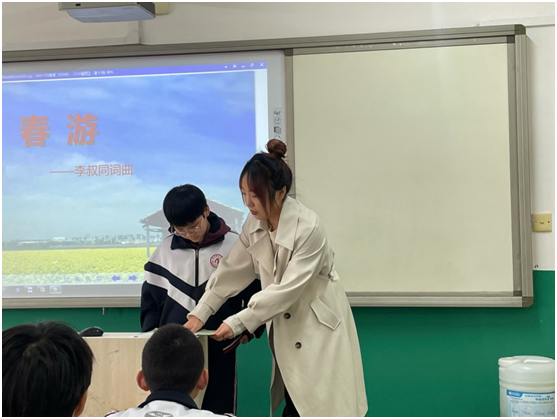 20讲授歌曲《春游》时找学生做指挥示范.png
