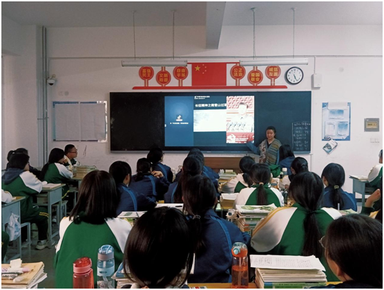 12在课堂上讲授公开课《不忘初心》.png
